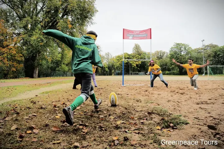 Greenpeace fait du Rugby contre Total